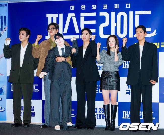 [OSEN=민경훈 기자] 22일 서울 CGV 용산아이파크몰에서 영화 '퍼스트 라이드' 언론시사회 열렸다.'퍼스트 라이드'는 끝을 보는 놈 태정(강하늘), 해맑은 놈 도진(김영광), 잘생긴 놈 연민(차은우), 눈 뜨고 자는 놈 금복(강영석), 사랑스러운 놈 옥심(한선화)까지 뭉치면 더 웃긴 24년 지기 친구들이 첫 해외여행을 떠나는 대환장 코미디 영화.&nbsp;배우 강하늘, 김영광, 강영석, 한선화와 남대중 감독이 포토타임을 갖고 있다. 2025.10.22 /rumi@osen.co.kr