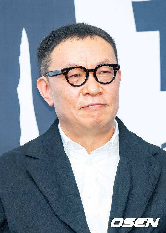 [OSEN=박준형 기자] 22일 오후 서울 구로구 신도림동 더링크호텔 서울 링크홀에서 JTBC 새 토일드라마 '서울 자가에 대기업 다니는 김 부장 이야기'(이하 ‘김 부장 이야기’)(연출 조현탁, 극본 김홍기, 윤혜성) 제작발표회가 진행됐다.‘김 부장 이야기’는 자신이 가치 있다고 생각한 모든 것을 한순간에 잃어버린 한 중년 남성이 긴 여정 끝에 마침내 대기업 부장이 아닌 진정한 본인의 모습을 발견하게 되는 이야기를 그리는 드라마로&nbsp;류승룡, 명세빈,&nbsp;차강윤,&nbsp;정은채,&nbsp;허남준&nbsp;등이 출연한다.조현탁 감독이 질문을 듣고 있다.  2025.10.22 / soul1014@osen.co.kr