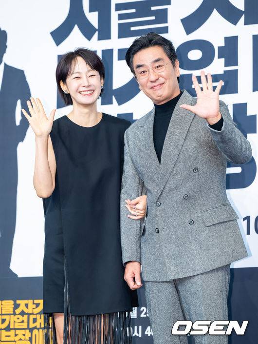 [OSEN=박준형 기자] 22일 오후 서울 구로구 신도림동 더링크호텔 서울 링크홀에서 JTBC 새 토일드라마 '서울 자가에 대기업 다니는 김 부장 이야기'(이하 ‘김 부장 이야기’)(연출 조현탁, 극본 김홍기, 윤혜성) 제작발표회가 진행됐다.‘김 부장 이야기’는 자신이 가치 있다고 생각한 모든 것을 한순간에 잃어버린 한 중년 남성이 긴 여정 끝에 마침내 대기업 부장이 아닌 진정한 본인의 모습을 발견하게 되는 이야기를 그리는 드라마로&nbsp;류승룡, 명세빈,&nbsp;차강윤,&nbsp;정은채,&nbsp;허남준&nbsp;등이 출연한다.배우 명세빈과 류승룡이 포즈를 취하고 있다. 2025.10.22 / soul1014@osen.co.kr