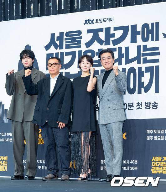 [OSEN=박준형 기자] 22일 오후 서울 구로구 신도림동 더링크호텔 서울 링크홀에서 JTBC 새 토일드라마 '서울 자가에 대기업 다니는 김 부장 이야기'(이하 ‘김 부장 이야기’)(연출 조현탁, 극본 김홍기, 윤혜성) 제작발표회가 진행됐다.‘김 부장 이야기’는 자신이 가치 있다고 생각한 모든 것을 한순간에 잃어버린 한 중년 남성이 긴 여정 끝에 마침내 대기업 부장이 아닌 진정한 본인의 모습을 발견하게 되는 이야기를 그리는 드라마로&nbsp;류승룡, 명세빈,&nbsp;차강윤,&nbsp;정은채,&nbsp;허남준&nbsp;등이 출연한다.배우 차강윤과 조현탁 감독, 명세빈, 류승룡이 포즈를 취하고 있다. 2025.10.22 / soul1014@osen.co.kr