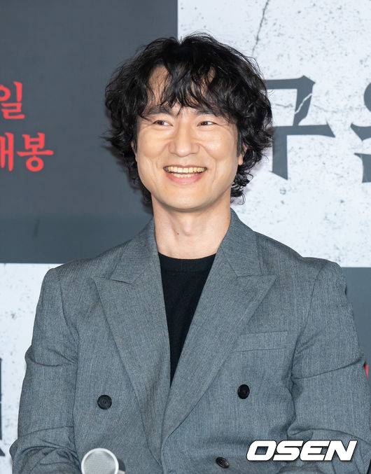 [OSEN=박준형 기자] 22일 오후 서울 용산아이파크몰 내 용산 CGV에서 영화 '구원자' 언론시사회가 진행됐다.영화 ‘구원자’는 축복의 땅 오복리로 이사 온 ‘영범’과 ‘선희’에게 기적 같은 일이 벌어지고, 이 모든 것이 누군가 받은 불행의 대가임을 알게 되면서 벌어지는 미스터리 오컬트로 배우 김병철과 송지효, 김히어라가 출연한다.배우 김병철이 미소 짓고 있다.  2025.10.22 / soul1014@osen.co.kr