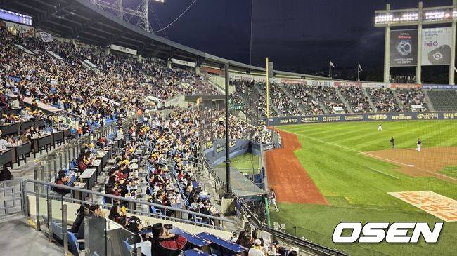 [OSEN=잠실, 한용섭 기자]&nbsp;22일 LG 트윈스 청백전이 열린 잠실구장은 매진 됐다.