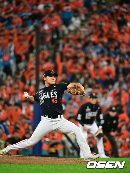 [OSEN=대구, 조은정 기자]22일 대구 삼성라이온즈파크에서 2025 신한 SOL Bank KBO리그 포스트시즌 플레이오프 4차전 삼성 라이온즈와 한화 이글스의 경기가 열렸다.홈팀 삼성은 원태인, 방문팀 한화는 정우주를 선발로 내세웠다.3회말 한화 정우주가 역투를 하고 있다. 2025.10.22 /cej@osen.co.kr