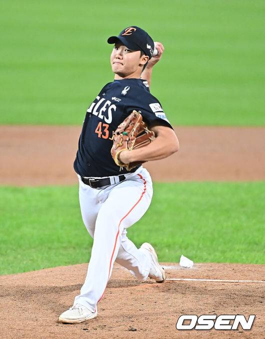 [OSEN=대구, 이석우 기자] 22일 대구 삼성라이온즈파크에서 2025 신한 SOL뱅크 KBO 플레이오프 삼성 라이온즈와 한화 이글스의 4차전 경기가 열렸다. 홈팀 삼성은 원태인이, 방문팀 한화는 정우주가 선발 투수로 출전했다.한화 이글스 선발투수 정우주가 역투하고 있다. 2025.10.22 / foto0307@osen.co.kr