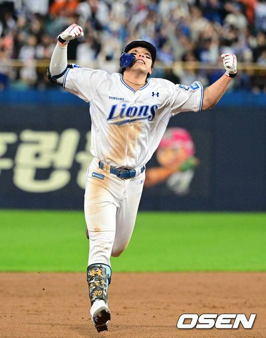 [OSEN=대구, 조은정 기자]22일 대구 삼성라이온즈파크에서 2025 신한 SOL Bank KBO리그 포스트시즌 플레이오프 4차전 삼성 라이온즈와 한화 이글스의 경기가 열렸다.홈팀 삼성은 원태인, 방문팀 한화는 정우주를 선발로 내세웠다.6회말 1사 1,3루 삼성 김영웅이 동점 3점 홈런을 날리고 있다. 2025.10.22 /cej@osen.co.kr