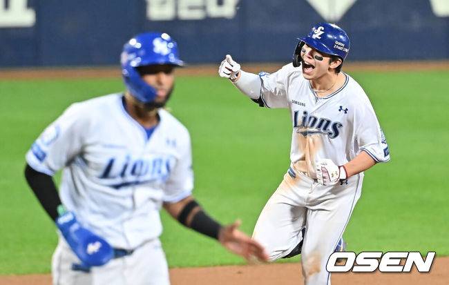 [OSEN=대구, 이석우 기자] 22일 대구 삼성라이온즈파크에서 2025 신한 SOL뱅크 KBO 플레이오프 삼성 라이온즈와 한화 이글스의 4차전 경기가 열렸다. 홈팀 삼성은 원태인이, 방문팀 한화는 정우주가 선발 투수로 출전했다.삼성 라이온즈 김영웅이 6회말 1사 1,3루 우월 동점 3점 홈런을 치고 기뻐하고 있다. 2025.10.22 / foto0307@osen.co.kr