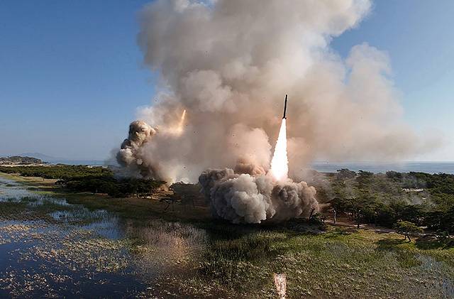 ▲ 북한 당 기관지 <로동신문>은 5월 8일장거리포 및 미사일체계 합동타격훈련에서 '600mm 다연장 방사포'와 전술탄도미사일 '화성포-11가형'을 발사했다고 보도했다. 김정은 북한 국무위원장이 현지지도를 나서기도 했다. ⓒ로동신문=뉴스1