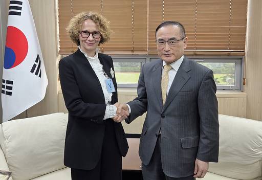 라드밀라 셰케린스카 나토 사무차장(왼쪽)이 21일 위성락 국가안보실장과의 면담에 앞서 기념촬영을 하고 있다. 나토의 ‘2인자’인 셰케린스카 사무차장은 서울 국제 항공우주 및 방위산업 전시회(ADEX) 참석을 위해 방한했다. 연합뉴스