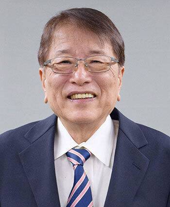 다카이치 사나에 신임 일본 총리의 남편인&nbsp;야마모토 다쿠 전 자민당 의원. 현재는 정치를 그만두고 부인을 위한 외조에만 전념하는 그는&nbsp;성(姓)도 부인을&nbsp;따라&nbsp;‘다카이치’로 바꾼 것으로 유명하다. AP연합뉴스