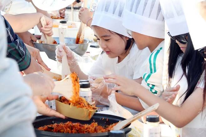 2024 전주비빔밥축제어서 어린이들이 비빔밥 비비고 있다. 전주시 제공