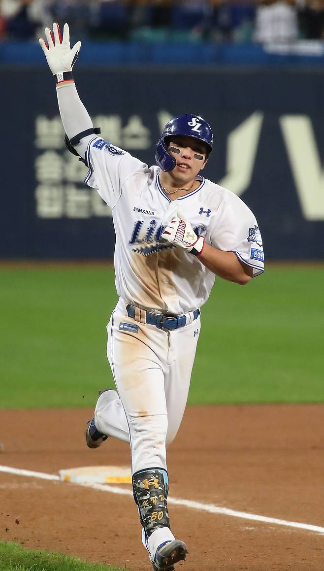 삼성 김영웅이 홈런을 터뜨린 뒤 기뻐하고 있다. 뉴스1