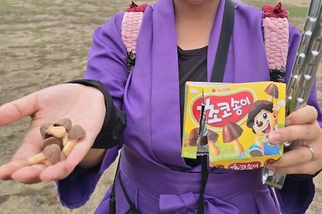 일본 나라현 나라공원(사슴공원)에서 ‘쓰레기 줍기 사무라이’를 자처한 한 여성이 “한국 과자가 버려져 있다”는 내용의 한국인 관광객 혐오 게시물을 올렸다가 일본 네티즌들로부터 뭇매를 맞았다. 엑스 계정 ‘hezumayome0000’ 캡처
