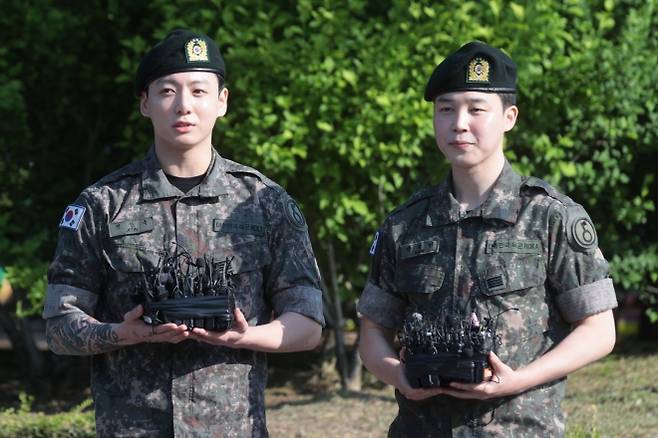 전역 소감 말하는 BTS 지민·정국 - 육군 현역 복무를 마치고 만기 전역한 그룹 방탄소년단(BTS)의 지민과 정국이 11일 경기도 연천군 연천공설운동장에서 군복무를 마친 소감을 말하고 있다. 2025.6.11 연합뉴스