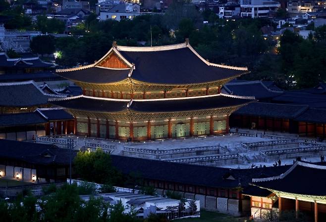 조명으로 빛나는 근정전 - 경복궁 야간 개장이 시작된 8일 서울 종로구 경복궁 근정전에서 시민들이 건물을 둘러보고 있다. 2025.5.8 연합뉴스