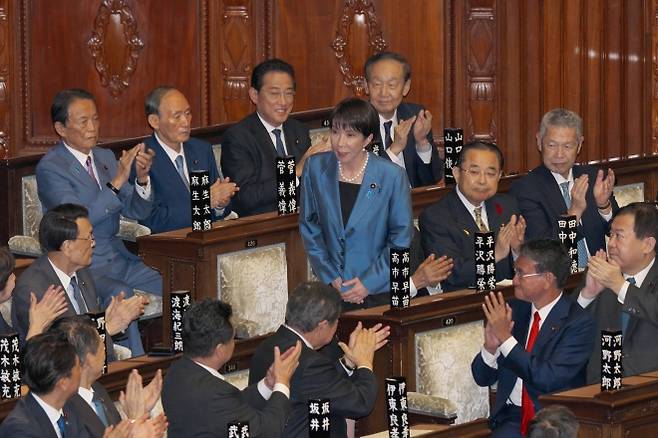 다카이치 사나에 일본 총리가 21일 중의원(하원) 총리 지명선거에서 선출된 후 고개 숙여 인사하고 있다. UPI 연합뉴스