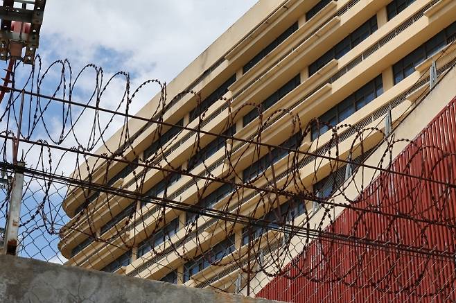 철조망 깔린 ‘망고단지’ - 캄보디아에서 한국인 납치ㆍ감금이 잇따라 발생하고 있는 가운데 16일(현지시간) 캄보디아 프놈펜 인근 범죄단지로 알려진 ‘망고단지’ 외벽에 철조망이 깔려있다. 2025.10.16 연합뉴스