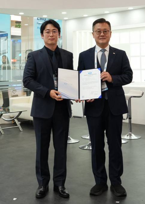 22일 코마린 2025 전시회에서 윤지원 세진중공업 부사장과 김대헌 한국선급 부사장 등이 참석한 가운데 컴팩트 수소연료공급장치(SEJIN LH2 FGSS)에 대한 기본승인(AiP, Approval in Principle) 인증 행사가 열렸다. 사진제공=세진중공업
