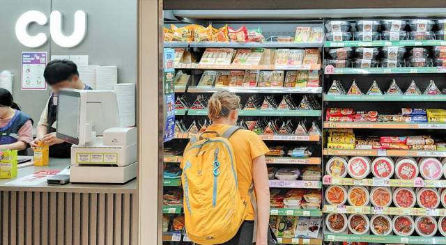 CU 명동역 지점을 방문한 한 외국인이 간편식 코너를 살펴보고 있다. 사진 제공=BGF리테