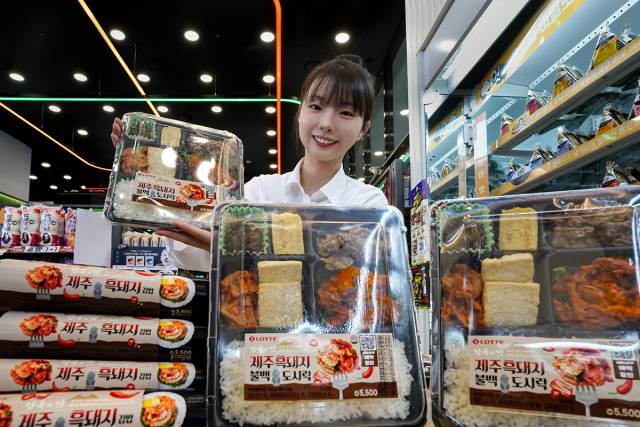 세븐일레븐은 22일 제주흑돼지 간편식 ‘제주흑돼지불백도시락과 ’제주흑돼지김밥'을 출시했다. 사진 제공=세븐일레븐