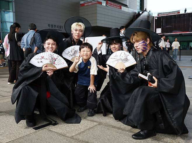 9월27일 서울 용산구 국립중앙박물관에서 열린 '2025 국중박 분장대회'에서 케이팝 데몬 헌터스(케데헌) 사자 보이즈 분장을 한 참가자들이 아이와 기념 촬영을 하고 있다. ⓒ연합뉴스