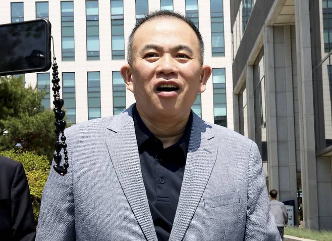 정치 브로커 명태균씨가 지난 4월29일 오전 서울고검에서 윤석열 전 대통령 부부 공천 개입 의혹 관련 조사를 받은 후 나오고 있다. ⓒ 시사저널 박정훈