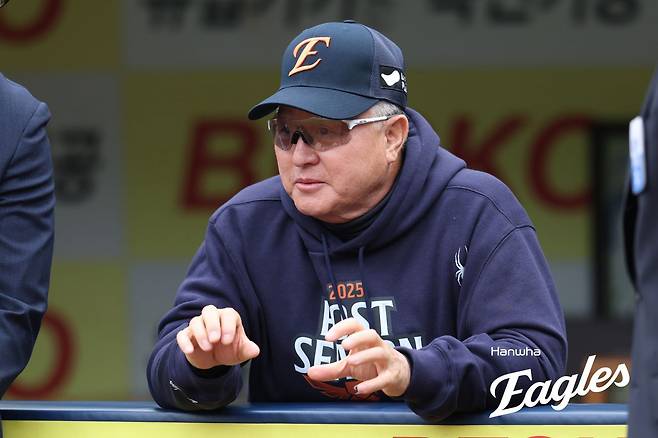 한화 김경문 감독이 21일 대구삼성라이온즈파크에서 열린 ‘2025 신한 SOL 뱅크 KBO PS’ 삼성과 PO 3차전을 앞두고 덕아웃에서 선수들의 훈련을 지켜보고 있다. 사진제공｜한화 이글스