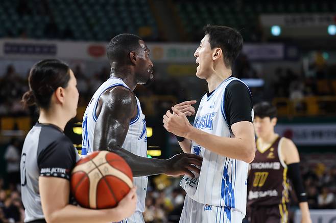 한국가스공사 라건아(왼쪽)와 최진수가 지난 20일 창원 LG전 도중 대화하고 있다. KBL 제공