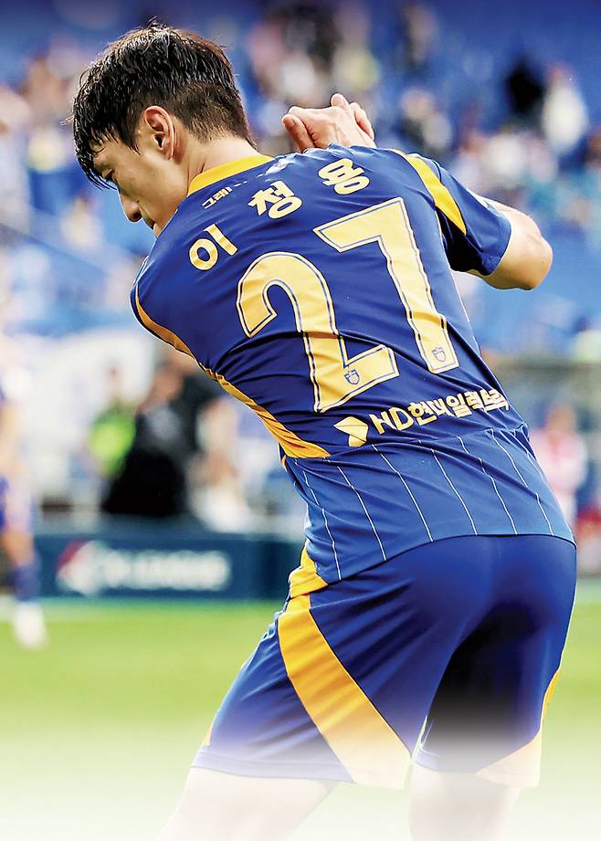 울산 HD 이청용이 지난 18일 광주FC와의 K리그1 홈경기에서 페널티킥 골을 넣은 뒤 세리머니를 하고 있다. 프로축구연맹 제공