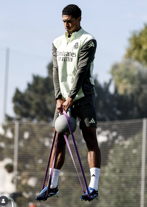 주드 벨링엄이 플라이오메트릭(탄성 근수축) 점프 스쿼트를 하고 있다. 레알 마드리드 SNS