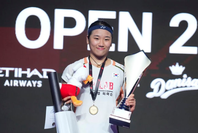안세영이 19일 덴마크오픈 여자단식 우승을 차지한 뒤 트로피를 들고 활짝 웃고 있다. AP연합뉴스