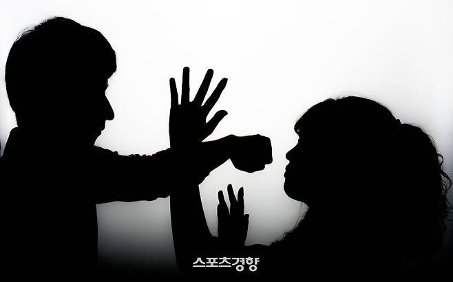 캄보디아 현지 교민에 의해 범죄조직으로 넘겨져 성인 방송 등을 강요 받은 여성의 사연이알려졌다. 경향신문 자료사진