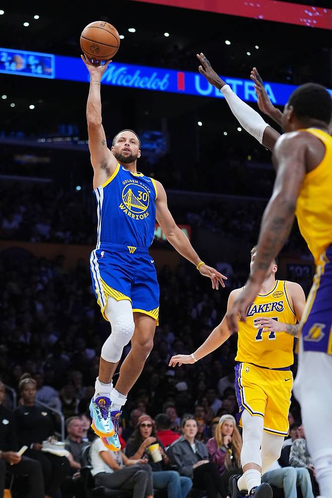 골든스테이트 스테픈 커리가 22일 LA 레이커스전에서 플로터를 구사하고 있다. AP연합뉴스