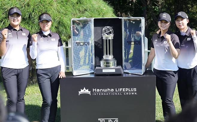 여자골프 국가대항전 ‘한화 라이프플러스 인터내셔널 크라운’에 출전하는 유해란·고진영·최혜진·김효주(왼쪽부터)가 22일 경기 고양시 뉴코리아 컨트리클럽에서 우승 트로피를 가운데 두고 포즈를 취하고 있다. 연합뉴스
