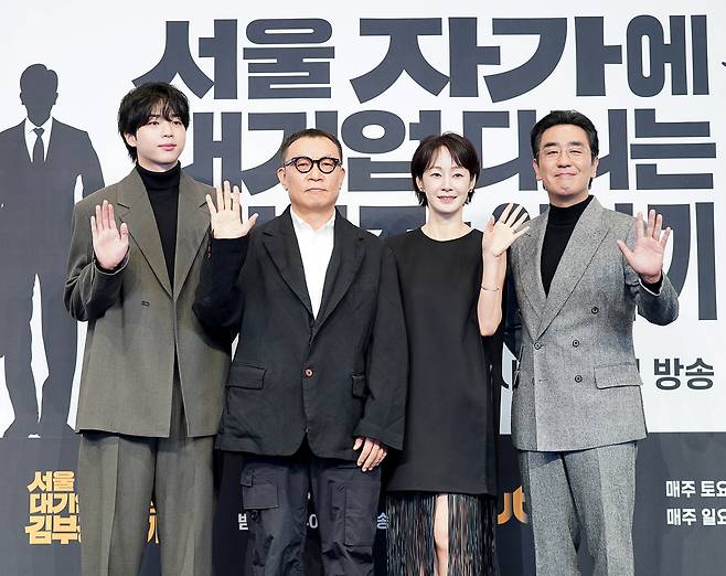 배우 차강윤(왼쪽부터), 조현탁 감독, 배우 명세빈, 류승룡이 22일 오후 서울 신도림 더 링크 호텔에서 열린 JTBC 새 주말극 ‘서울 자가에 대기업 다니는 김 부장 이야기’ 제작발표회에 참석해 포즈를 취하고 있다. 사진 JTBC