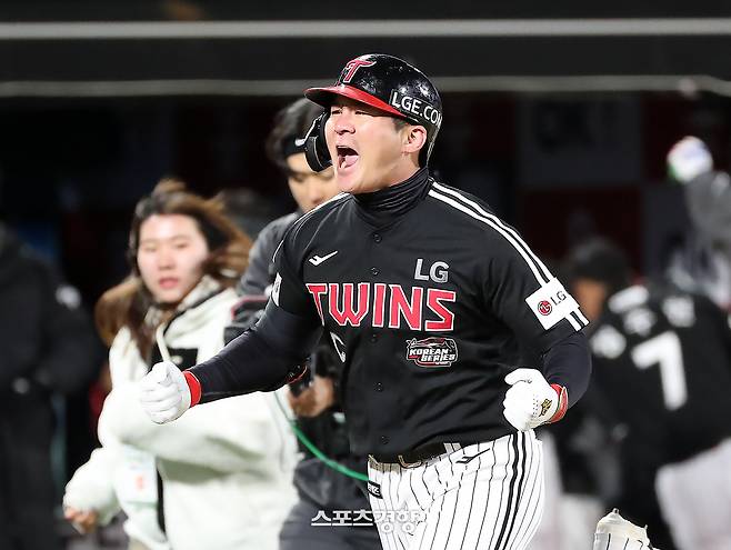 LG 오지환이 2023년 11월 10일 KBO 한국시리즈 3차전 9회초 역전 3점 홈런을 친 뒤 포효하고 있다. 2023.11.10 정지윤 선임기자