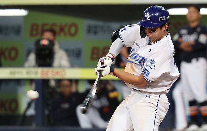 22일 삼성 김영웅이 대구 삼성라이온즈파크에서 열린 한화와의 플레이오프 4차전에서 7회 역전 3점 홈런을 치고 있다. 연합뉴스