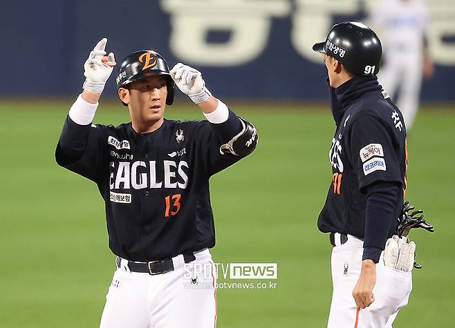 ▲ 1-0으로 앞선 5회 우전 안타로 공격의 포문을 연 최재훈 ⓒ곽혜미 기자