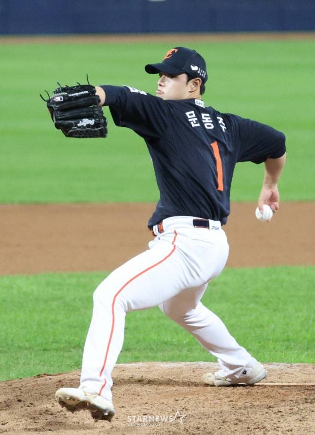 한화 문동주가 21일 2025 KBO 포스트시즌 플레이오프 3차전에서 포효하고 있다. /사진=김진경 대기자