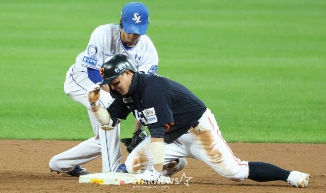 한화 손아섭이 21일 열린 2025 KBO 플레이오프 3차전에서 5회초 2루타를 치고 2루에 들어갔다. /사진=김진경 대기자
