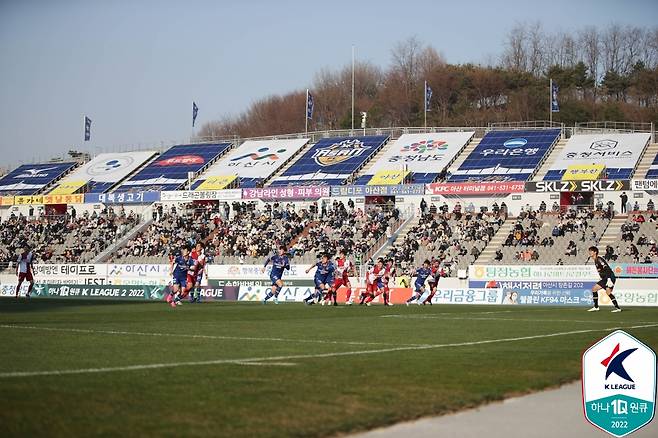 충남아산FC 홈구장 아산이순신종합운동잔 전경. /사진=한국프로축구연맹 제공