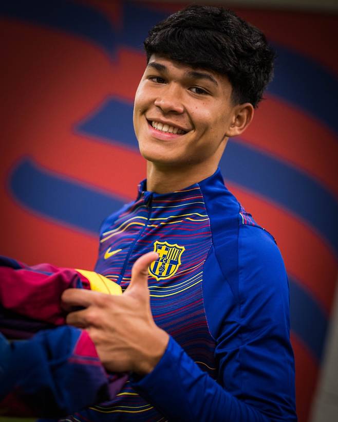 드로 페르난데스가 22일(한국시간) 스페인 바르셀로나의 에스타디 올림피크 루이스 콤파냐스에서 열린 2025~2026시즌 유럽축구연맹(UEFA) 챔피언스리그(UCL) 리그 페이즈 3차전 시작 전 엄지를 치켜세우고 있다. /사진=FC바르셀로나 공식 사회관계망서비스(SNS)