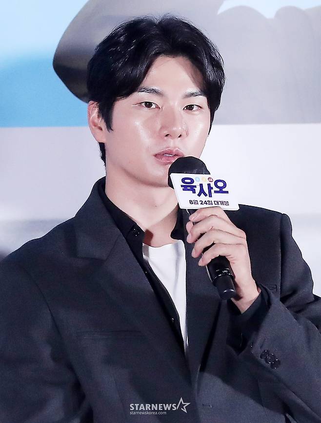 배우 이이경이 10일 오후 서울 용산구 아이파크몰 CGV에서 진행된 영화 '육사오' 언론시사회 및 기자간담회에 참석해 인사말을 하고 있다.   '육사오'는 바람을 타고 군사분계선을 넘어가버린 57억 1등 로또를 둘러싼 남북 군인들간의 코믹 접선극이다. 오는 24일 개봉. 2022.08.10