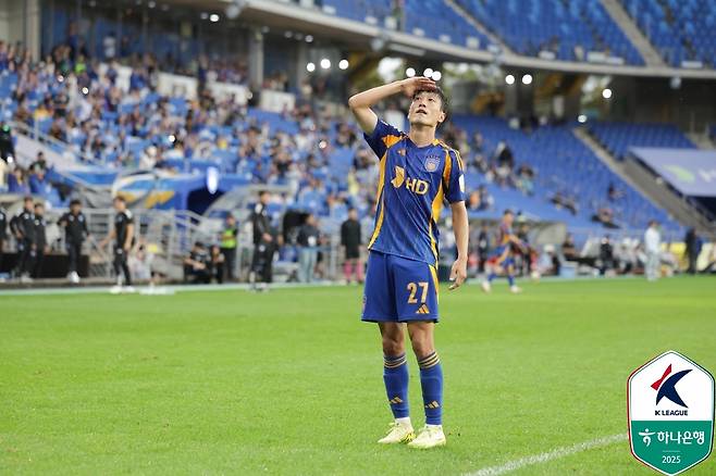 이청용이 지난 18일 울산문수축구경기장에서 열린 광주FC전 후반 추가시간 페널티킥 득점을 성공시킨 뒤 골프 세리머니를 하고 있다. /사진=한국프로축구연맹 제공