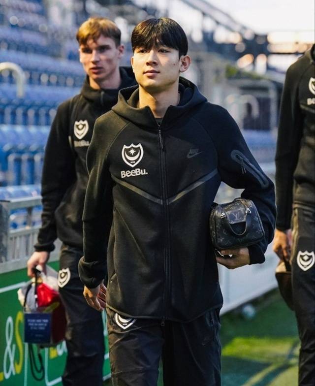 경기장에 들어서는 양민혁. /사진=포츠머스 SNS