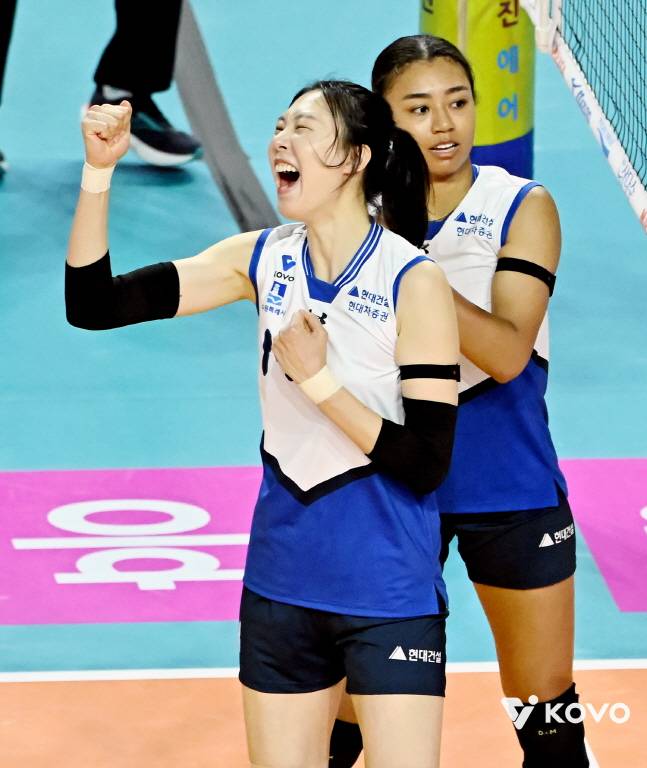 득점 후 포효하는 양효진(왼쪽)과 자스티스. /사진=KOVO 제공