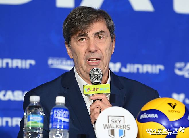 필립 블랑 감독이 이끄는 현대캐피탈이 22일 천안 유관순체육관에서 B손해보험과의 진에어 2025-2026 V리그 1라운드 첫 경기 승리를 노린다. 사진 엑스포츠뉴스 DB