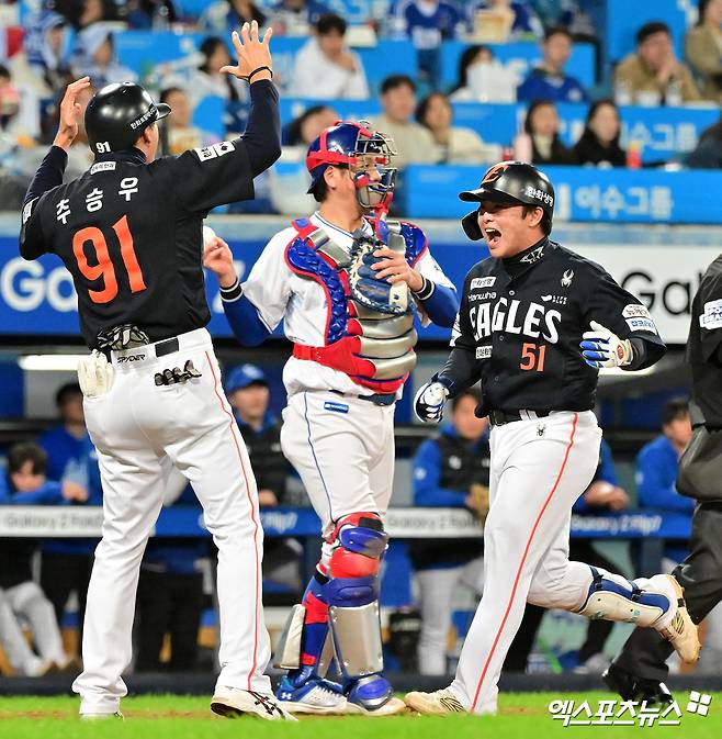 22일 오후 대구삼성라이온즈파크에서 열린 '2025 신한 SOL Bank KBO 포스트시즌' 한화 이글스와 삼성 라이온즈의 플레이오프 4차전 경기, 5회초 2사 2,3루 한화 문현빈이 스리런 홈런을 날린 후 기뻐하고 있다. 대구, 김한준 기자