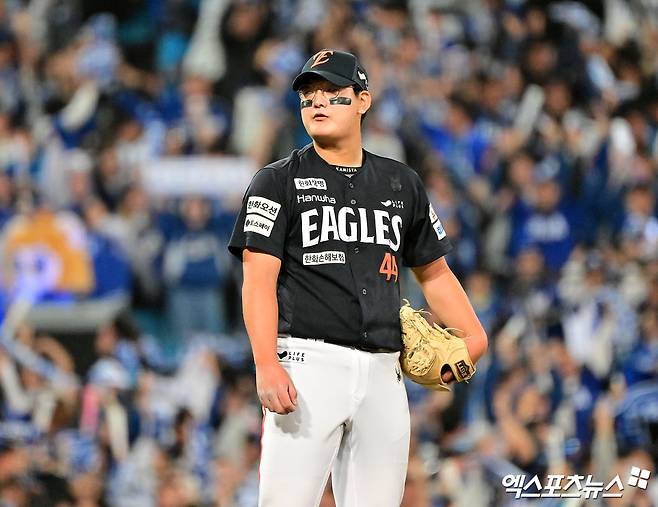22일 오후 대구삼성라이온즈파크에서 열린 '2025 신한 SOL Bank KBO 포스트시즌' 한화 이글스와 삼성 라이온즈의 플레이오프 4차전 경기, 6회말 1사 1,3루 한화 김서현이 삼성 김영웅에게 스리런 홈런을 허용한 후 아쉬워하고 있다. 대구, 김한준 기자