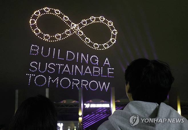 경주 보문호서 APEC 기념 멀티미디어쇼 개최 (경주=연합뉴스) 김현태 기자 = 아시아태평양경제협력체(APEC) 정상회의 개최를 기념하는 멀티미디어쇼가 18일 오후 경북 경주시 보문호 수상 공연장에서 열리고 있다. 2025.10.18 mtkht@yna.co.kr