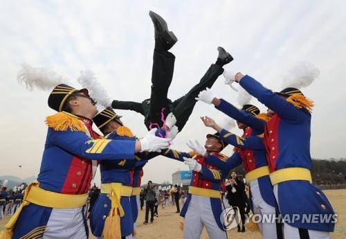 '나는 육사 출신이다'      (서울=연합뉴스) 27일 오후 서울 노원구 육군사관학교 화랑연병장에서 열린 육군사관학교 제75기 졸업 및 임관식에서 한 졸업생도가 후배들의 축하를 받고 있다. 2019.2.27